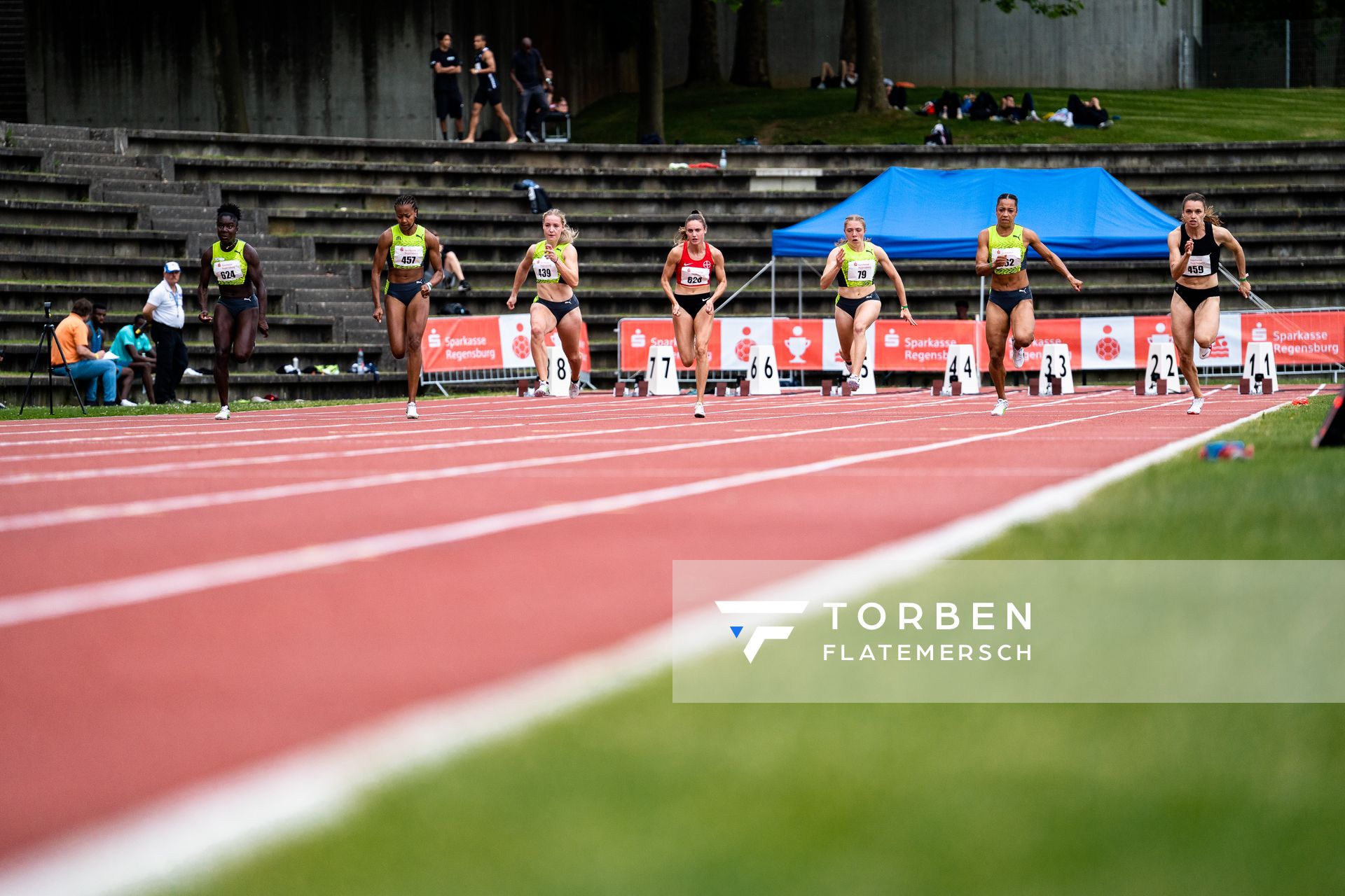 Keshia Beverly Kwadwo (LC Paderborn), Sarah Atcho (SUI), Sophia Junk (LG Rhein-Wied), Jennifer Montag (TSV Bayer 04 Leverkusen), Lilly Kaden (LG Olympia Dortmund), Salome Kora (SUI), Riccarda Dietsche (SUI) ueber 100m am 03.06.2022 waehrend der Sparkassen Gala in Regensburg